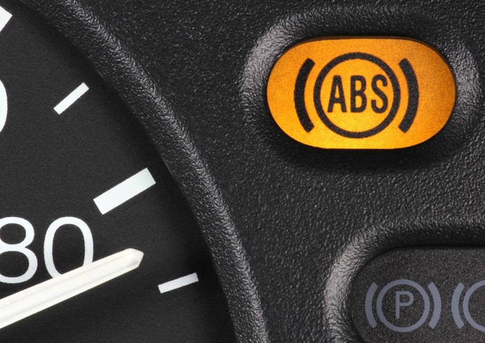دلایل رایج روشن‌شدن چراغ abs