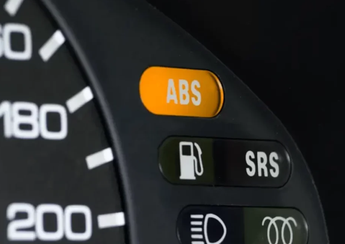 آیا روشن‌شدن چراغ ABS خطرناک است؟